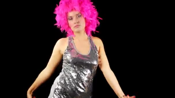 Une femme sexy danse avec une coiffure folle rose — Video