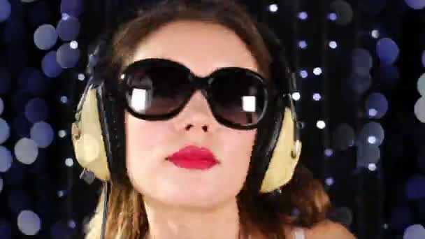 Una mujer sexy baila con auriculares — Vídeos de Stock