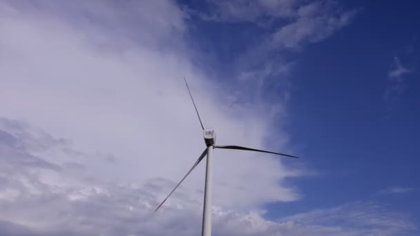 Turbin wiatrowych zapewnia czyste alternatywnych źródeł energii — Wideo stockowe