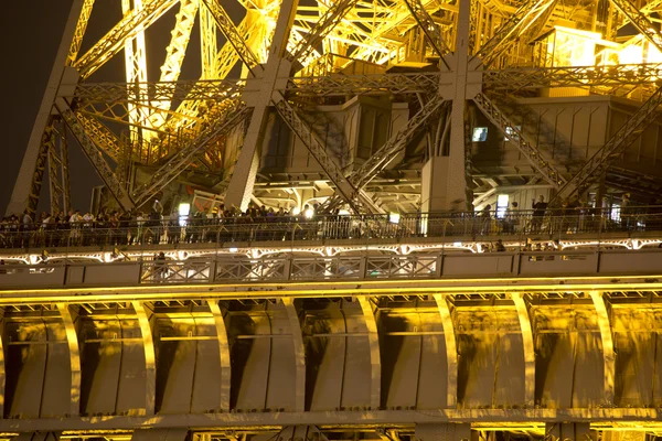 Eiffeltoren verlicht 's nachts — Stockfoto