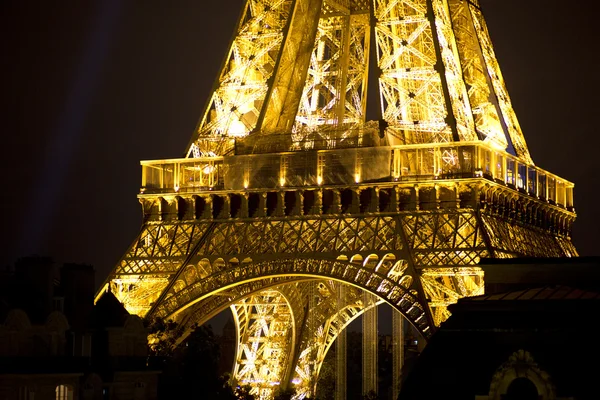 Eiffeltoren verlicht 's nachts — Stockfoto