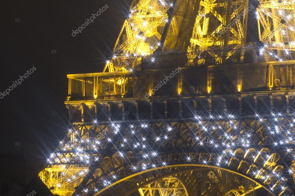 eiffel tower light up at night