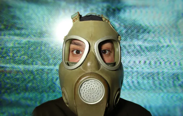 Kadın giyiyor gaz maskesi — Stok fotoğraf