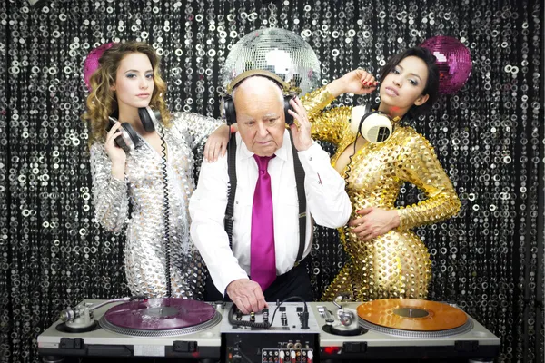 Abuelo DJ y dos hermosas bailarinas gogo — Foto de Stock