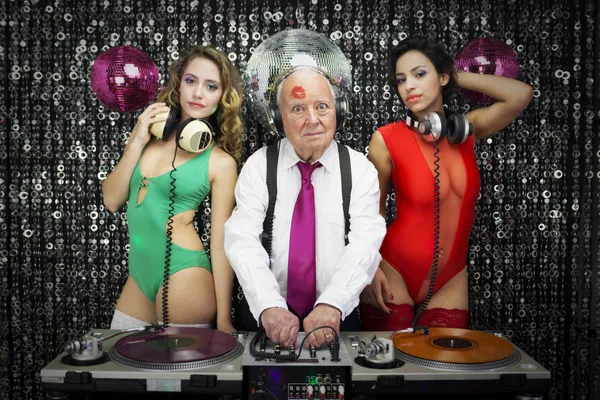 Grand-père DJ et deux belles danseuses gogo — Photo