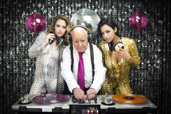 Abuelo DJ y dos hermosas bailarinas gogo — Foto de Stock