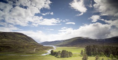 Loch ve dağ manzarası cairngorm Ulusal parkta scot