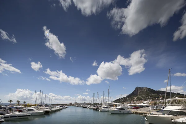 Lyxbåtar i estartit hamn — Stockfoto