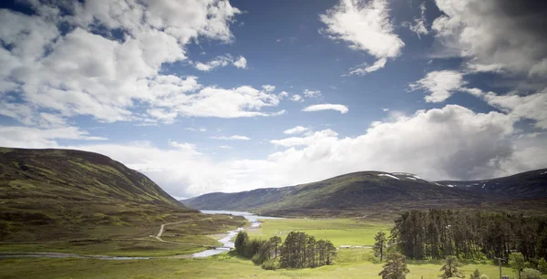 Loch and mountain landscape in the cairngorm national park, scot — Stock Photo, Image