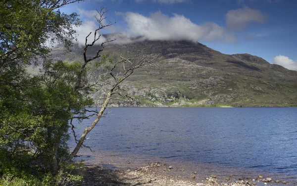 Loch maree and mountain landscape in the scottish highlands — Stock Photo, Image