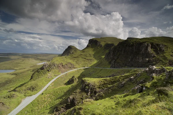 Hermosa gama quiraing de montañas en la isla de Skye, Escocia — Foto de Stock