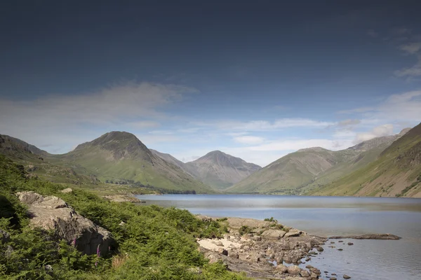 Lac d'eaux usées dans le district lacustre, Cumbria, Angleterre — Photo