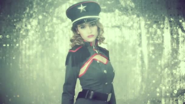 Танцующая женщина в военной одежде — стоковое видео