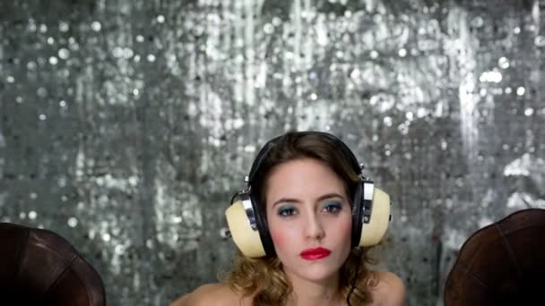 Muziek babe mooie dj vrouw grammofoon — Stockvideo