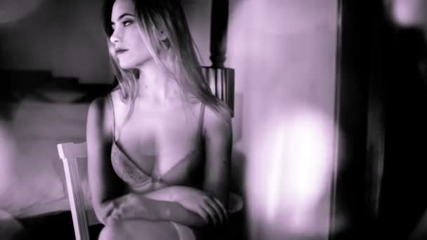 Сексуальная женщина в зеркале нижнего белья — стоковое видео