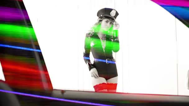 Dancing sexig poliskvinna — Stockvideo