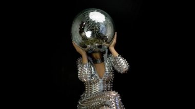 Discoball baş kadın gümüş catsuit içinde