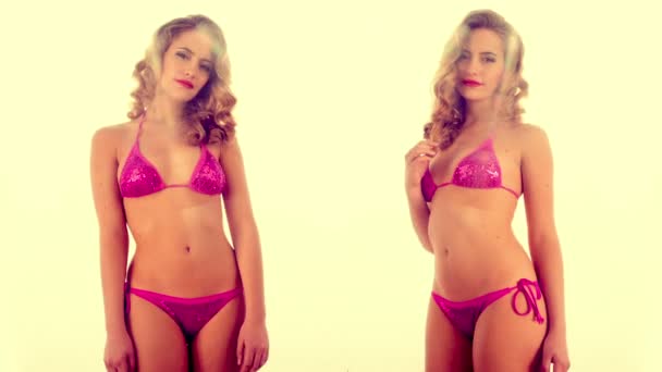 Güzel bir kadın dış bikini iç çamaşırı poz — Stok video