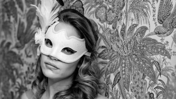 Sexig kvinna med venetiansk karneval mask — Stockvideo