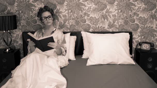 Mujer en cama libro de lectura — Vídeo de stock