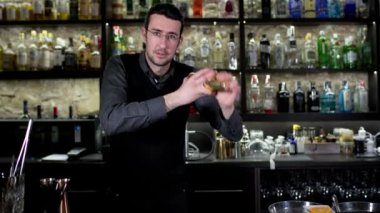 Garson kokteyl yapar 