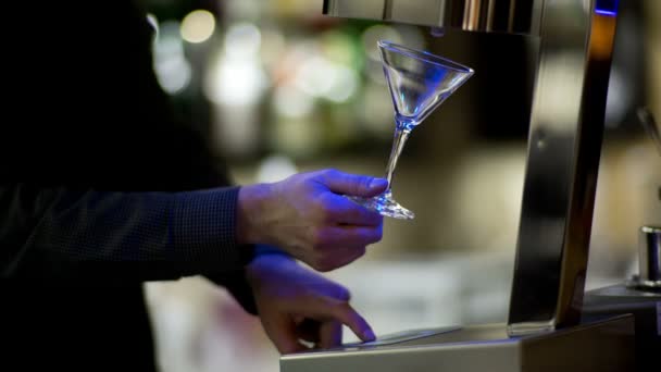 Homem preparando cocktail — Vídeo de Stock