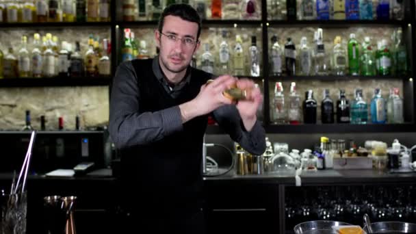 Garçom faz cocktail — Vídeo de Stock