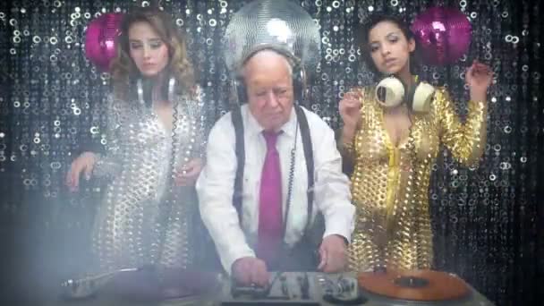 Grandpa DJ and gogo dancers — Stock Video