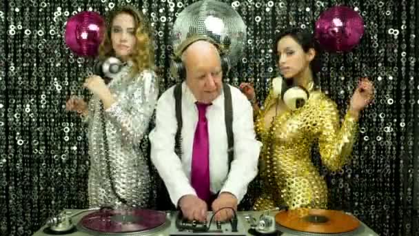 Opa Dj en gogo dansers — Stockvideo