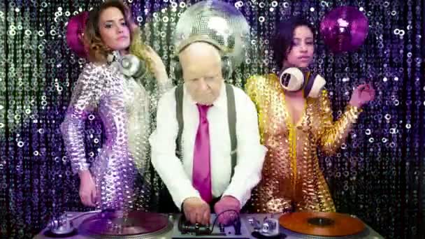 Avô DJ e gogo dançarinos — Vídeo de Stock