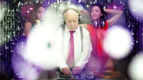 Nonno DJ e ballerini di gogo — Video Stock