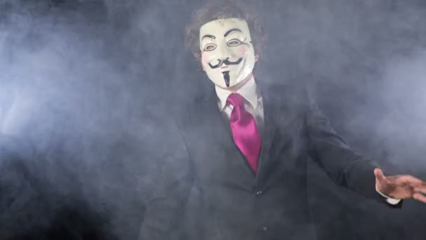 Un homme avec un v anonyme pour le masque de vendetta — Video