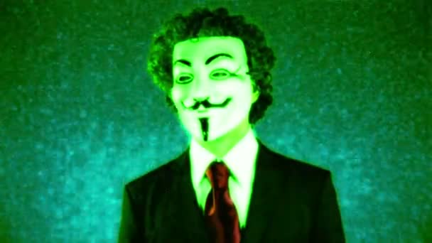 Um homem com um v anônimo para máscara de vingança — Vídeo de Stock