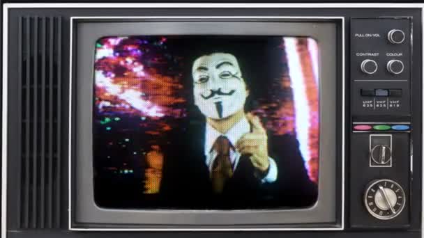 Ein Mann mit einem anonymen v für Vendetta Maske — Stockvideo