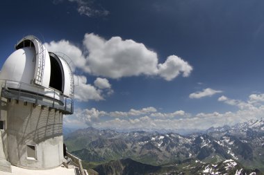 Gözlemevi ile PIC du midi pyrenees görünümünden
