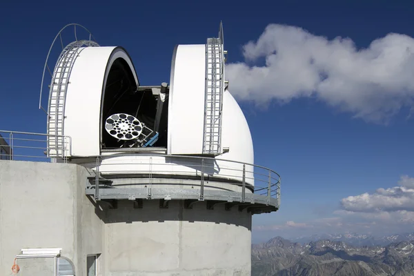Vista de los Pirineos desde pic du midi con observatorio —  Fotos de Stock