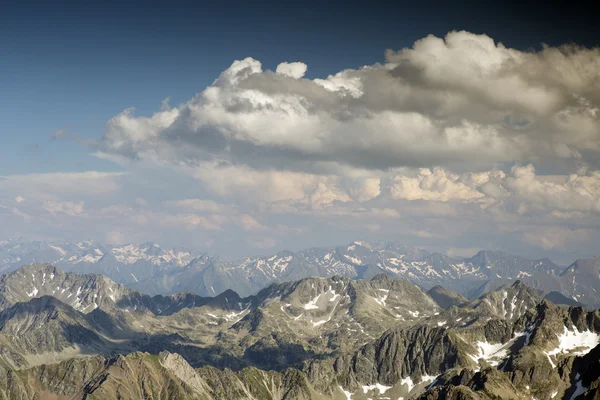 Вид на пирамиды из pic du midi — стоковое фото