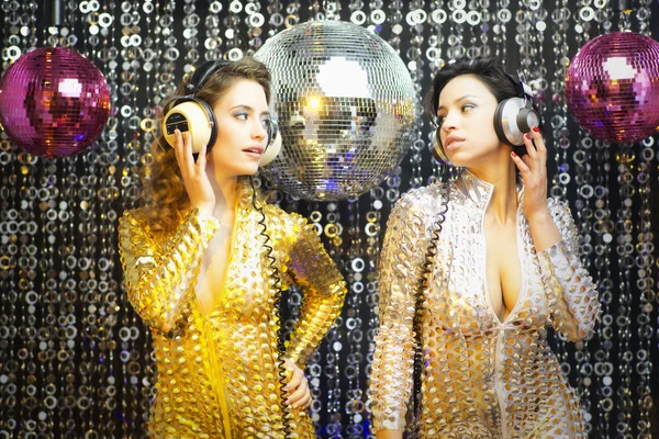 Two beautiful sexy disco women in gold and silver catsuits danci — Stock Photo, Image