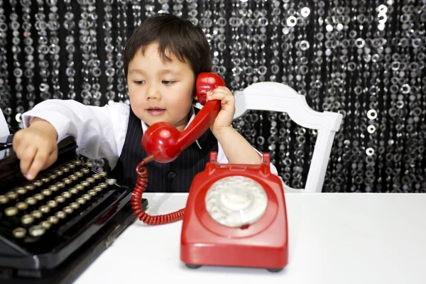 Ragazzo parlando al telefono — Foto Stock