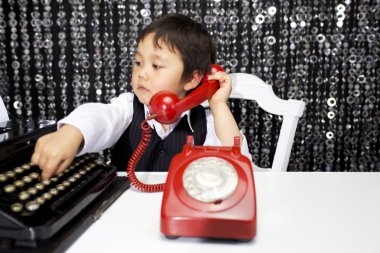 Telefonla konuşurken çocuk