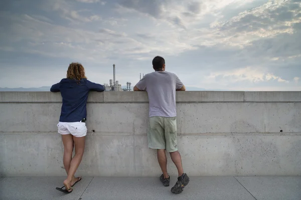 Man and woman lean on a wall — Stock Photo, Image