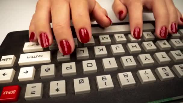 Δακτυλογράφηση χεριών γυναικών σε πληκτρολόγιο υπολογιστή — Αρχείο Βίντεο