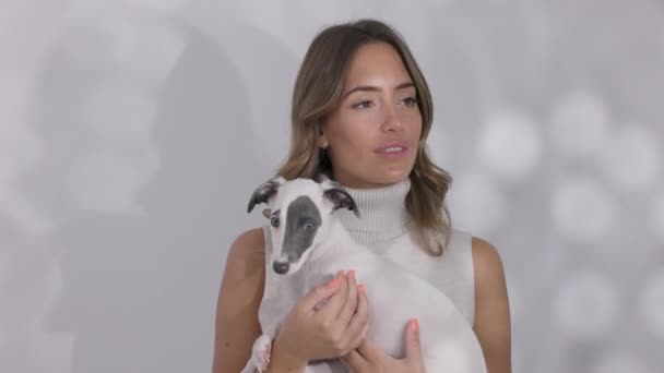 Mulher loira segura cachorro chicote cão — Vídeo de Stock
