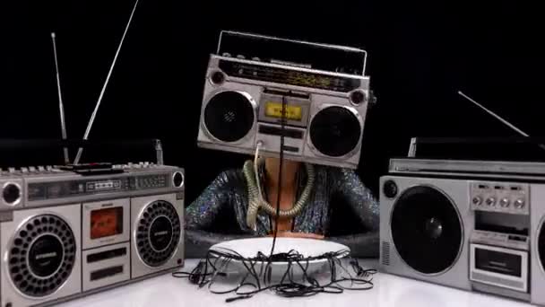 Donna con ghettoblaster come una testa mangiare nastro cassetta — Video Stock