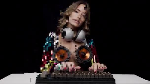 Vrouw met gek kostuum typen op toetsenbord — Stockvideo