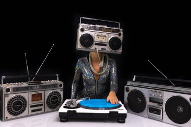 Baş DJ olarak gettoblaster kullanan kadın.