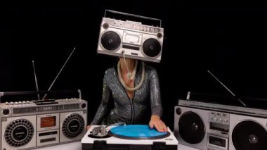 Baş DJ olarak gettoblaster kullanan kadın.