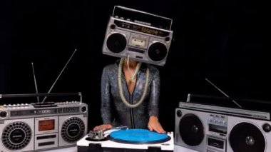 Baş DJ olarak gettoblaster kullanan kadın.