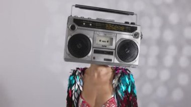 Kafasında gettoblaster olan bir kadın. 