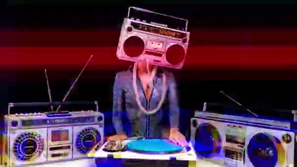 Baş DJ olarak gettoblaster kullanan kadın. — Stok video